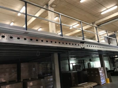 Tvåvånings lager - mezzanine i Riga för företaget "NEO" 2